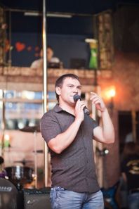 Ведущий Илья Пахарев: «Лучше не устраивать свадьбу вообще, если она делается только как дань традиции Ведущий Илья Пахарев: «Лучше не устраивать свадьбу вообще, если она делается только как дань традиции