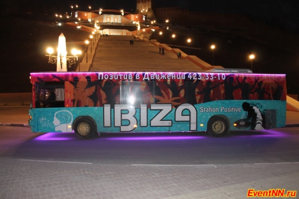 Автобус-лимузин Crazy Bus Ibiza: праздник и позитив в движении