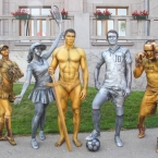Городской праздник с живыми статуями