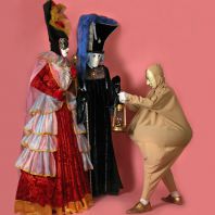 Шоу «Зазеркалье» - фрики и ходулисты как сюрприз для гостей Шоу «Зазеркалье» - фрики и ходулисты как сюрприз для гостей
