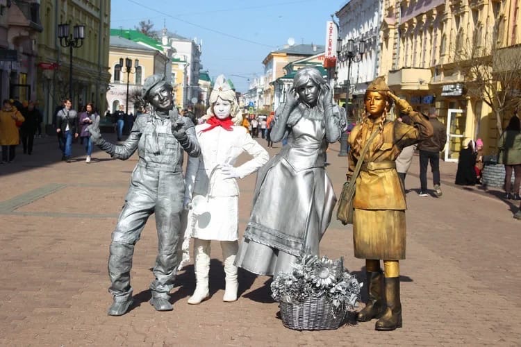 Живые статуи в центре города