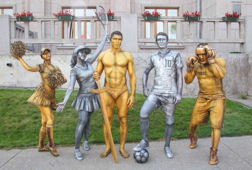 Городской праздник с живыми статуями