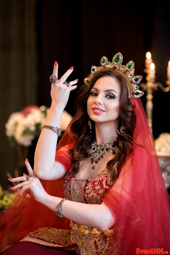 Танцовщица Салма: «Стараюсь прежде всего уловить настроение зрителя» Танцовщица Салма: «Стараюсь прежде всего уловить настроение зрителя»