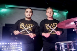   "Blast wave" ( )