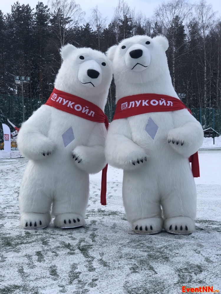 Заказать медведя поздравить. Ростовая кукла медведь. Белый мишка ростовая кукла. Ростовая кукла белый медведь. Большой белый медведь ростовая кукла.