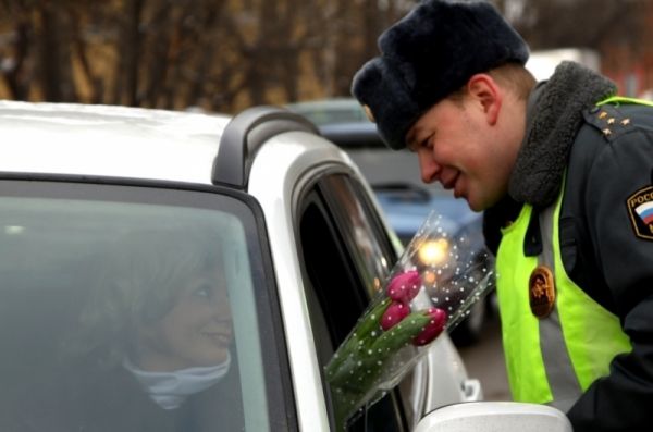 Нижегородских автоледи с 8 марта поздравят сотрудники ДПС Нижегородских автоледи с 8 марта поздравят сотрудники ДПС